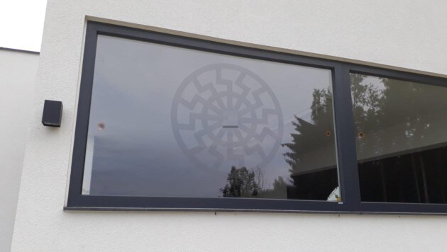 Das Nazi-Symbol „Schwarze Sonne“ prangte samt Firmenlogo am Garagenfenster des Unternehmers. (Bild: zVg, Krone KREATIV)