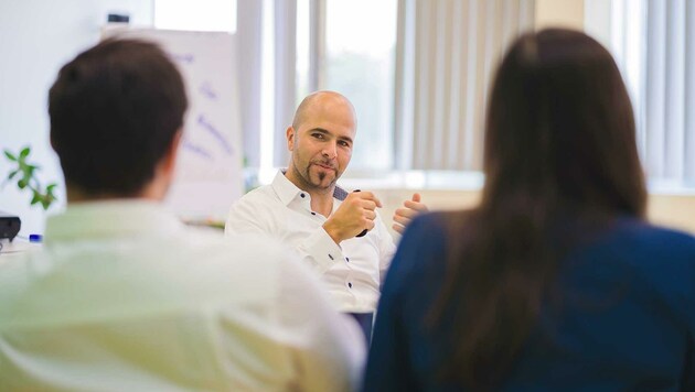 Jürgen Eisserer bei einem Gesprächstraining in einer Firma (Bild: Zvg)
