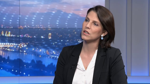 Verfassungsministerin Karoline Edtstadler bei einem Besuch im „Krone“-Studio (Bild: krone.tv)