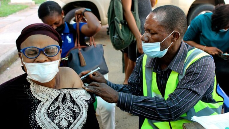 Eine Corona-Impfstraße in Abuja (Nigeria) (Bild: AP)