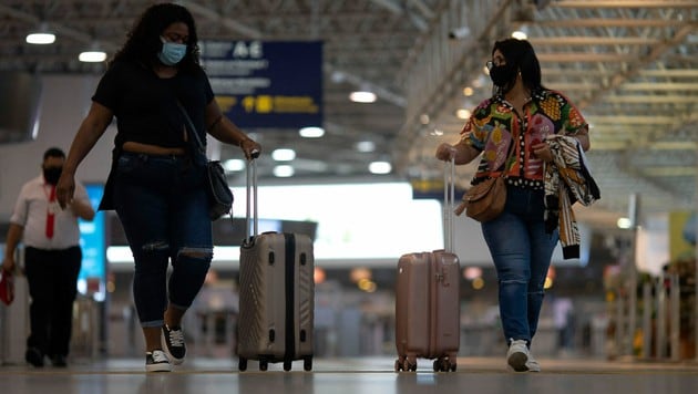 Passagierinnen auf dem Flughafen von Rio de Janeiro (Bild: APA/AFP/MAURO PIMENTEL)