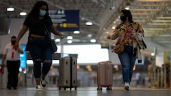 Passagierinnen auf dem Flughafen von Rio de Janeiro (Bild: APA/AFP/MAURO PIMENTEL)
