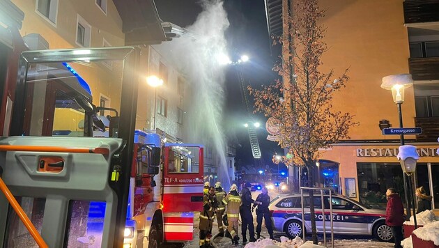 35 Einsatzkräfte der Feuerwehr waren in der Nacht in Zell im Einsatz. (Bild: Freiwillige Feuerwehr Zell am See)