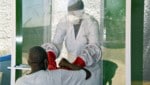 Ein Corona-Verdachtsfall wird in einem nigerianischen Krankenhaus getestet. (Archivbild) (Bild: APA/AFP/AUDU MARTE)