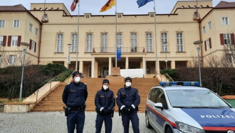 Polizisten hatten vor dem Landtag Stellung bezogen, um die Einrichtung zu schützen, falls es zu Ausschreitungen gekommen wäre. (Bild: P. Huber)