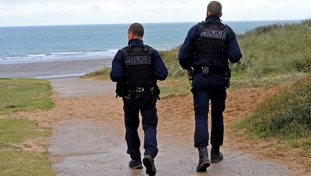 Französische Polizisten patrouillieren an der Küste des Ärmelkanals. (Bild: APA/AFP/FRANCOIS LO PRESTI)