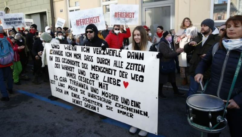 Demonstranten in Klagenfurt (Bild: APA/GERD EGGENBERGER)