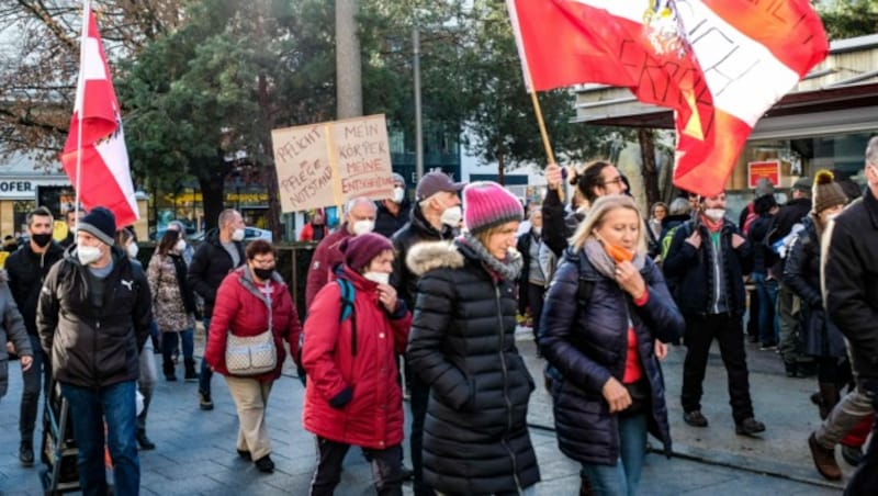 Etwa 1500 Demonstranten gehen derzeit durch die Linzer Innenstadt. (Bild: Horst Einöder/Flashpictures)