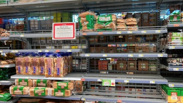Ebbe im Regal - aufgrund eines Lieferengpasses von Ölz ist Toastbrot in der Steiermark aktuell vielerorts vergriffen. (Bild: Stoimaier)
