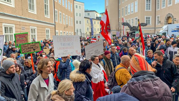 Hunderte Salzburger drangen am Mittwoch in den Chiemseehof ein und demonstrierten gegen die Corona-Maßnahmen. (Bild: Tschepp Markus)