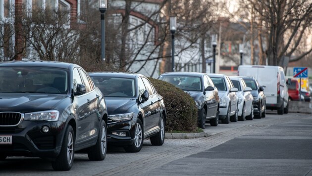 Das Parkplatzchaos in Schwechat soll endlich gelöst werden. (Bild: Imre Antal)