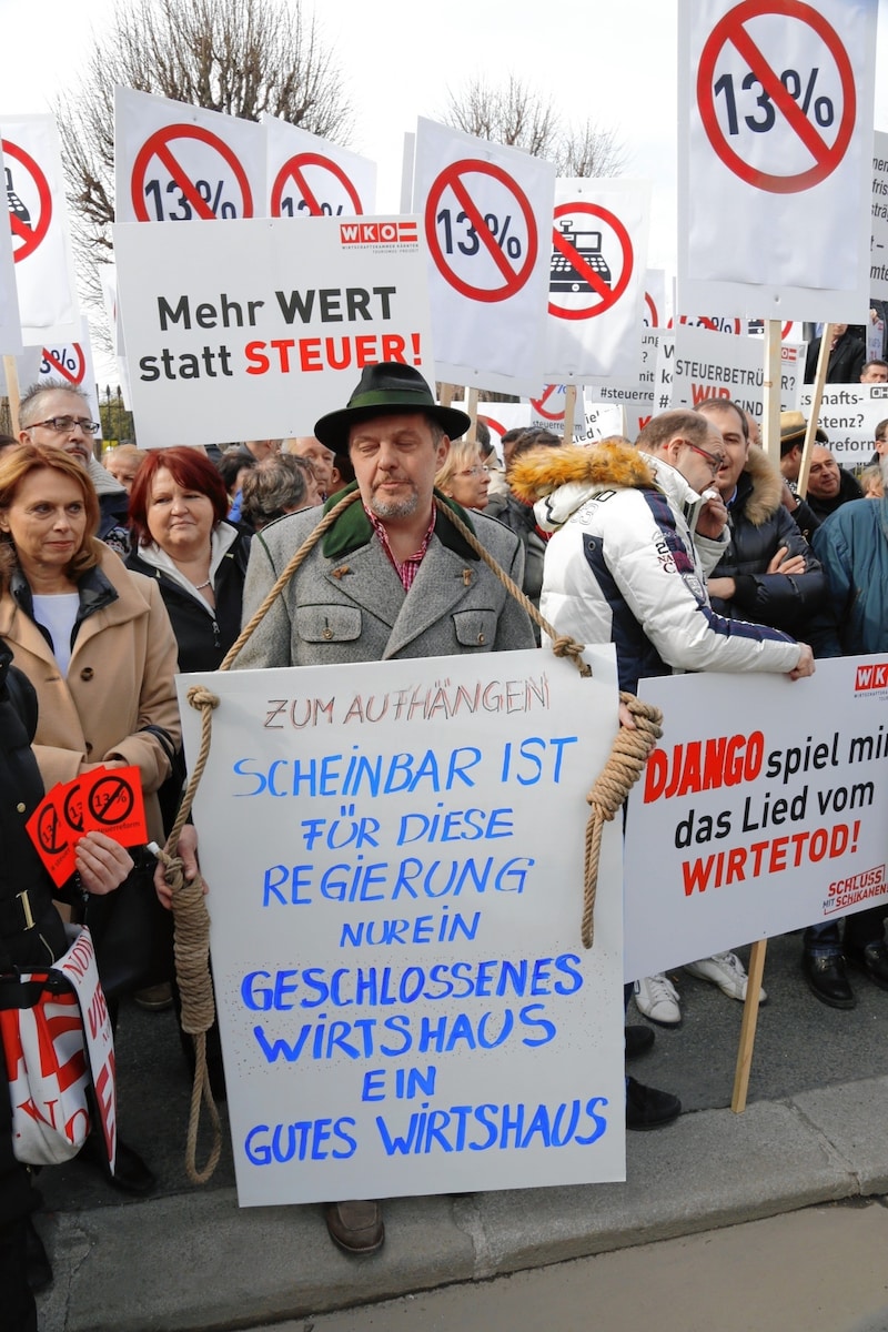 Den letzten Wirte-Protest gab es 2015, damals gegen die geplante Registrierkassenpflicht. Nun könnte der Lockdown sie wieder auf die Straße treiben. (Bild: Kronen Zeitung)