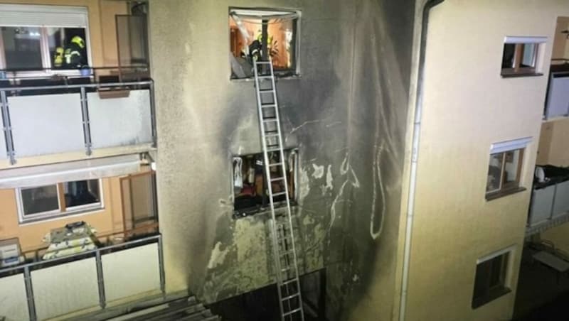 Beim Müll im Erdgeschoß brach in diesem Haus ein Brand aus. Die Flammen schlugen an der Fassade steil empor. (Bild: Christian Schulter)