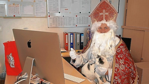 Selbst in Zoom-Meetings nimmt der Nikolaus mit den Kindern Kontakt auf - Kater Pauli ist skeptisch. (Bild: Rojsek-Wiedergut Uta)