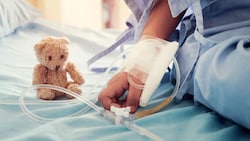 Ein Kind im Krankenhaus (Symbolbild) (Bild: Nutthavee - stock.adobe.com)