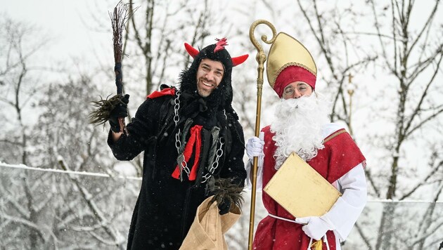 Das DJ-Duo „2:tages:bart“ in ihren neuen Rollen: Pascal Kitzmüller überrascht Kinder als Nikolaus, Karl Weixelbaumer als Kuschel-Krampus. (Bild: Alexander Schwarzl)