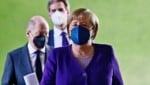 Es war der letzte Bund-Länder-Konferenz für Kanzlerin Angela Merkel, die demnächst an Nachfolger Olaf Scholz (li.) übergibt. (Bild: Associated Press)