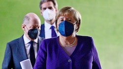Es war der letzte Bund-Länder-Konferenz für Kanzlerin Angela Merkel, die demnächst an Nachfolger Olaf Scholz (li.) übergibt. (Bild: Associated Press)