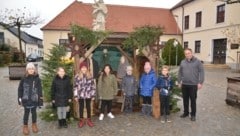 Vor dem Eingang der Bergkirche steht eine „Outdoorkrippe“ (Bild: Charlotte Titz)