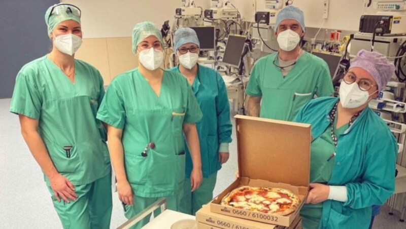 Mitarbeiter des Klinikums in Vöcklabruck freuten sich zuletzt über die gespendeten Pizzen. (Bild: zVg)