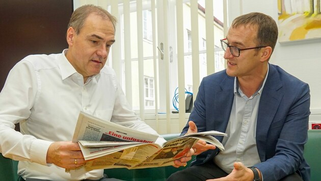 Landesrat Schneemann und Bürgermeister Gradwohl mit dem Bericht in der „Krone“ über den Großbrand. (Bild: Büro LR)