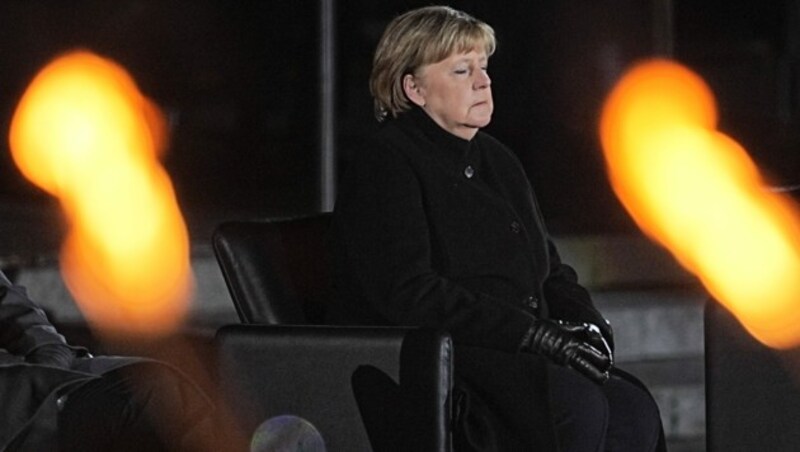 Angela Merkel verfolgte die Zeremonie sichtlich ergriffen. (Bild: APA/dpa/Michael Kappeler)