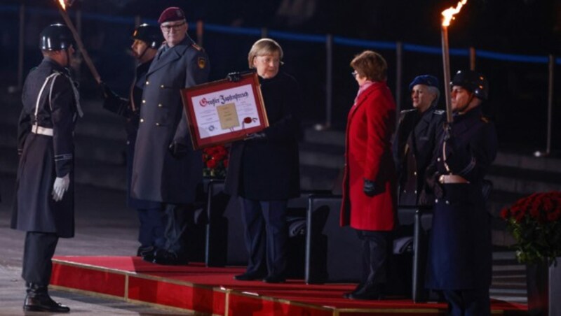 Angela Merkel erhielt eine Urkunde für den Großen Zapfenstreich, die höchste militärische Ehrenformation für Zivilpersonen. (Bild: AFP)