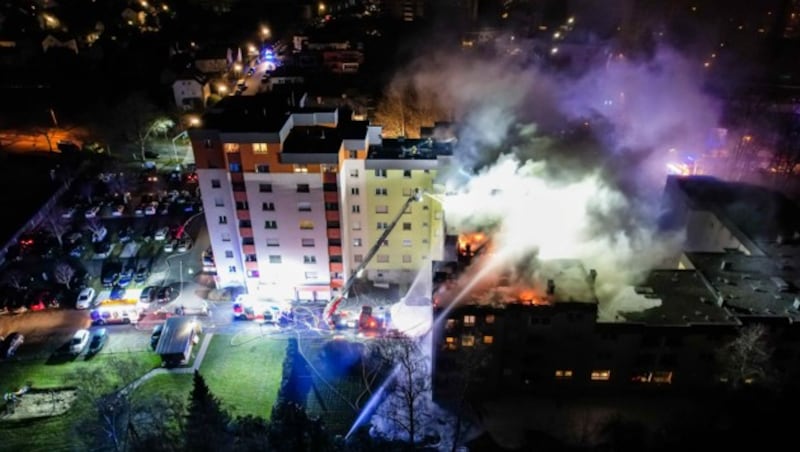 Der Löscheinsatz mitten im Wohngebiet (Bild: FOTOKERSCHI.AT / KERSCHBAUMMAYR / LEIBETSEDER)