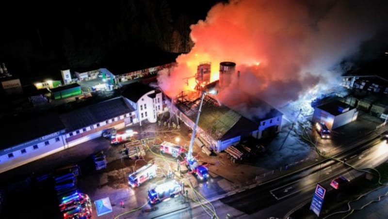 Großbrand bei einem holzverarbeitendem Betrieb in Grein (Bild: FOTOKERSCHI.AT / KERSCHBAUMMAYR)