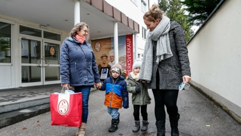 Kunden vor Salzburg Schokolade Werksverkauf in Grödig (Bild: Tschepp Markus)