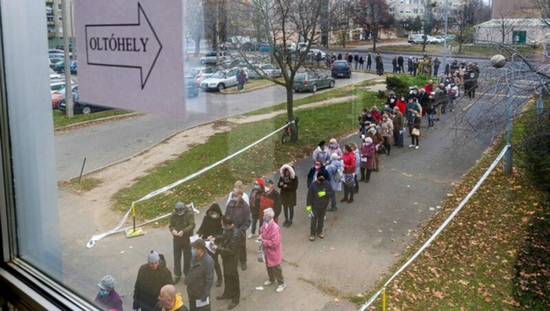 Wartende Menschen vor einem Impfzentrum im westungarischen Györ (Bild: APA/AFP/POOL/MTI Fotószerkesztõség/Kriszan CSABA)