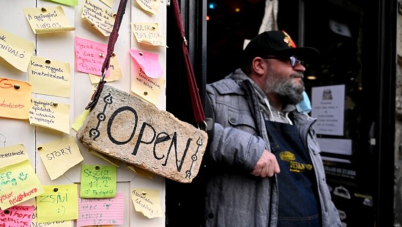 Zwar wurde die Maskenpflicht verschärft, aber die vierte Welle hat in Ungarn noch nicht zu sehr restriktiven Maßnahmen geführt. (Bild: APA/AFP/ATTILA KISBENEDEK)