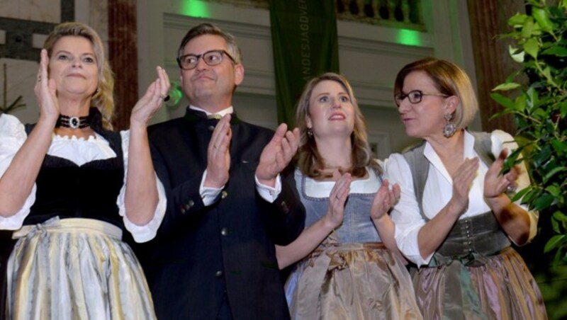 Verteidigungsministerin Klaudia Tanner, Magnus Brunner, Integrationsministerin Susanne Raab und die NÖ-Landeshauptfrau Johanna Mikl-Leitner beim Jägerball in der Wiener Hofburg (Bild: APA/HERBERT PFARRHOFER)