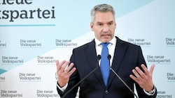 Die ÖVP stellt sich neu auf: Karl Nehammer wird Parteichef und Bundeskanzler. (Bild: APA/ROLAND SCHLAGER)