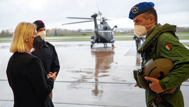 Verteidigungsministerin Klaudia Tanner besiegelte den Kauf von 18 Leonardo-Hubschraubern in Rom. (Bild: Peter Lechner)