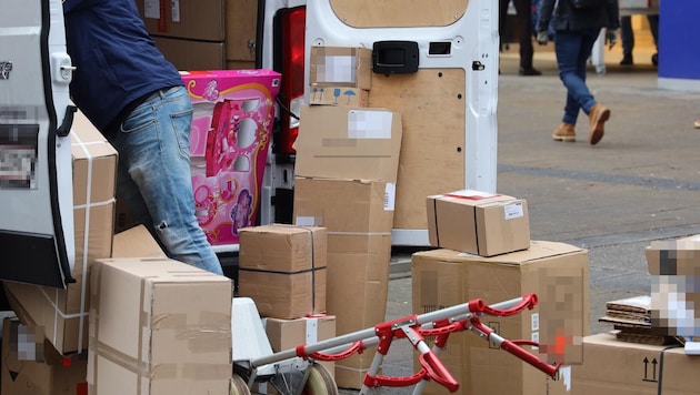 Die Betrüger hatten offenbar ein zugestelltes Paket, das vor einer Tür abgestellt war, geklaut. (Bild: Karl Schöndorfer, Krone KREATIV (Symbolbild))