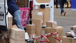 Die Betrüger hatten offenbar ein zugestelltes Paket, das vor einer Tür abgestellt war, geklaut. (Bild: Karl Schöndorfer, Krone KREATIV (Symbolbild))