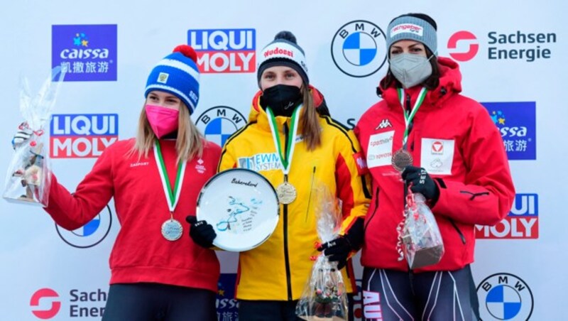 (L-R) Second placed Alina Tararychenkova (RUS), Siegerin Tina Hermann (GER) und Janine Flock. (Bild: AFP)