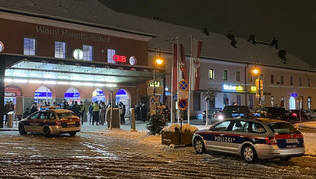 Polizeieinsatz am Bahnhof (Bild: ZOOM.TIROL)