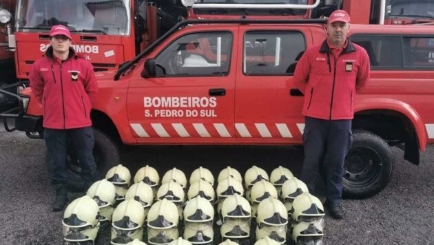 Die Helme aus Grafenwörth schützen jetzt die Helfer der Bombeiros Voluntários in Portugal. Die Kameradschaft der Feuerwehren kennt eben auch in der heutigen Zeit keine Grenzen. (Bild: Feuerwehr Grafenwörth)