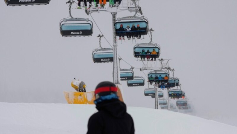 Wintersportler am Kronplatz in Südtirol. Auch dort steigen die Coronazahlen nun wieder an. (Bild: AP)