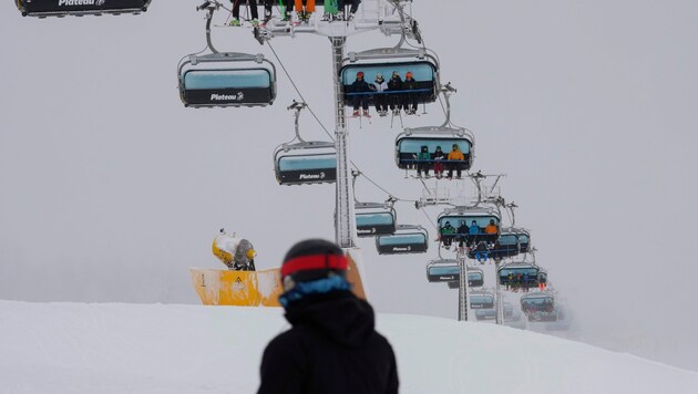 Wintersportler am Kronplatz in Südtirol. Auch dort steigen die Coronazahlen nun wieder an. (Bild: AP)