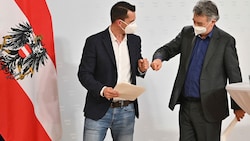 Wolfgang Mückstein (li.) und Werner Kogler. Zwei Grüne haben alle Hände voll zu tun. (Bild: AFP)
