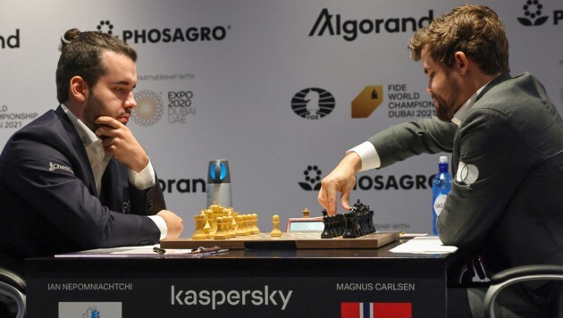 Ian Nepomniachtchi (l.) und Magnus Carlsen (Bild: AFP or licensors)