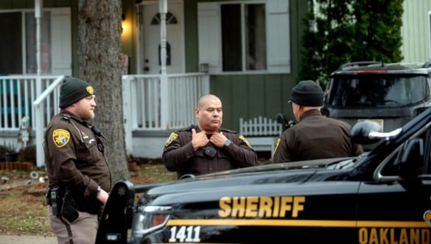 Polizisten vor dem Haus des mutmaßlichen Attentäters (Bild: AP/The Flint Journal, MLive.com/Jake May)