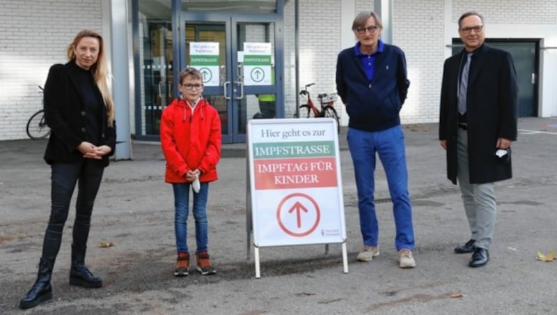 Bei den ersten Kinderimpfungen in Graz dabei (v. li.): Gesundheitslandesrätin Juliane Bogner-Strauß, Lukas Janisch aus Markt Hartmannsdorf, Kinderarzt Jörg-Ingolf Stein, Impfstraßen-Koordinator Harald Eitner. (Bild: Christian Jauschowetz)