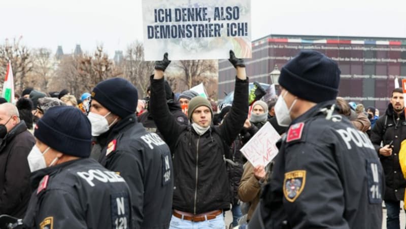 Ein Bild von der Demonstration gegen die Corona-Maßnahmen in Wien am vergangenen Samstag (Bild: APA/FLORIAN WIESER)