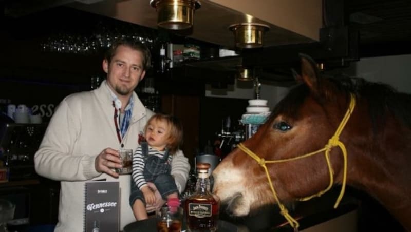 Valentin Kopatz bei der Eröffnung seines Lokals Tennessee, damals war sogar ein Pferd zu Besuch... (Bild: privat)