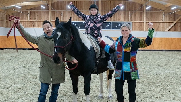 In der neuen Halle erlebt Valentina bei der Begegnung mit Pferden wieder Glücksmomente. (Bild: Doris Seebacher)