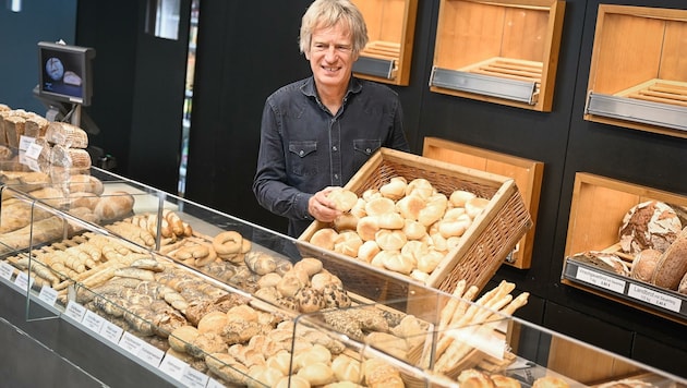 Franz Brandl, Chef der Linzer Traditionsbäckerei, setzt bis heute auf Handarbeit. (Bild: Alexander Schwarzl)